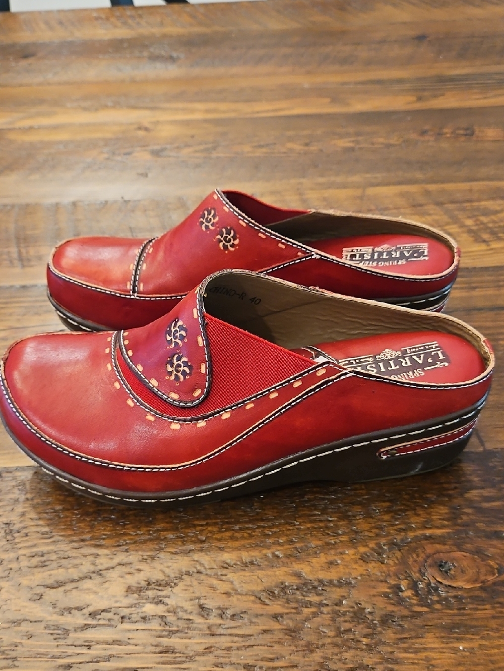 Worn Once L'Artiste Hand Painted Chino Red Leather Slip-On Clogs - Picture 4 of 9